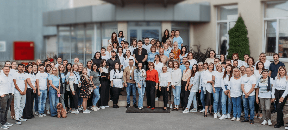 Команда щось весело дивиться на ноуті